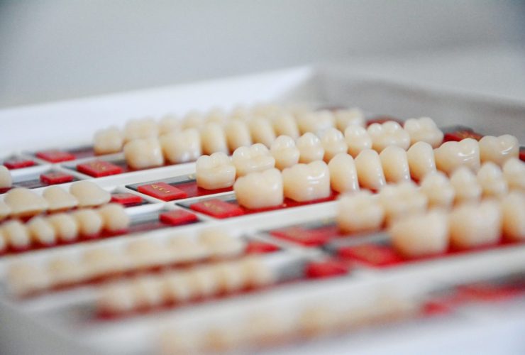 Muestras de color en dientes para implantes dentales